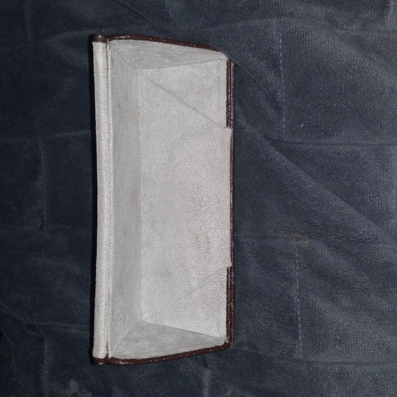 GUCCI Sunglasses Holder - Picture 4 of 6